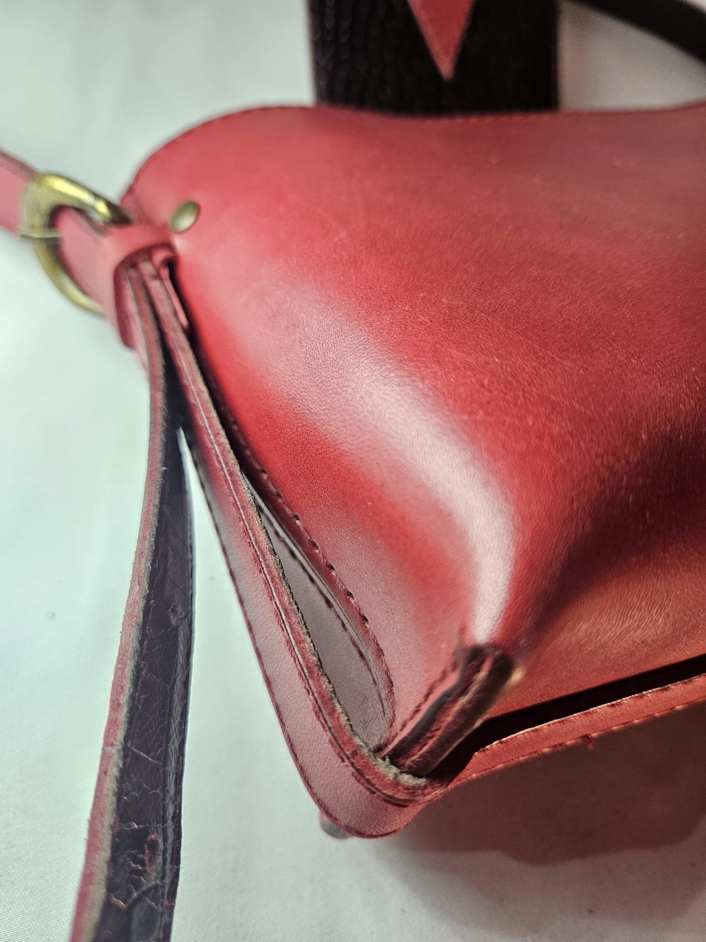 SAMODIVA | Bolso de piel artesanal en burdeos