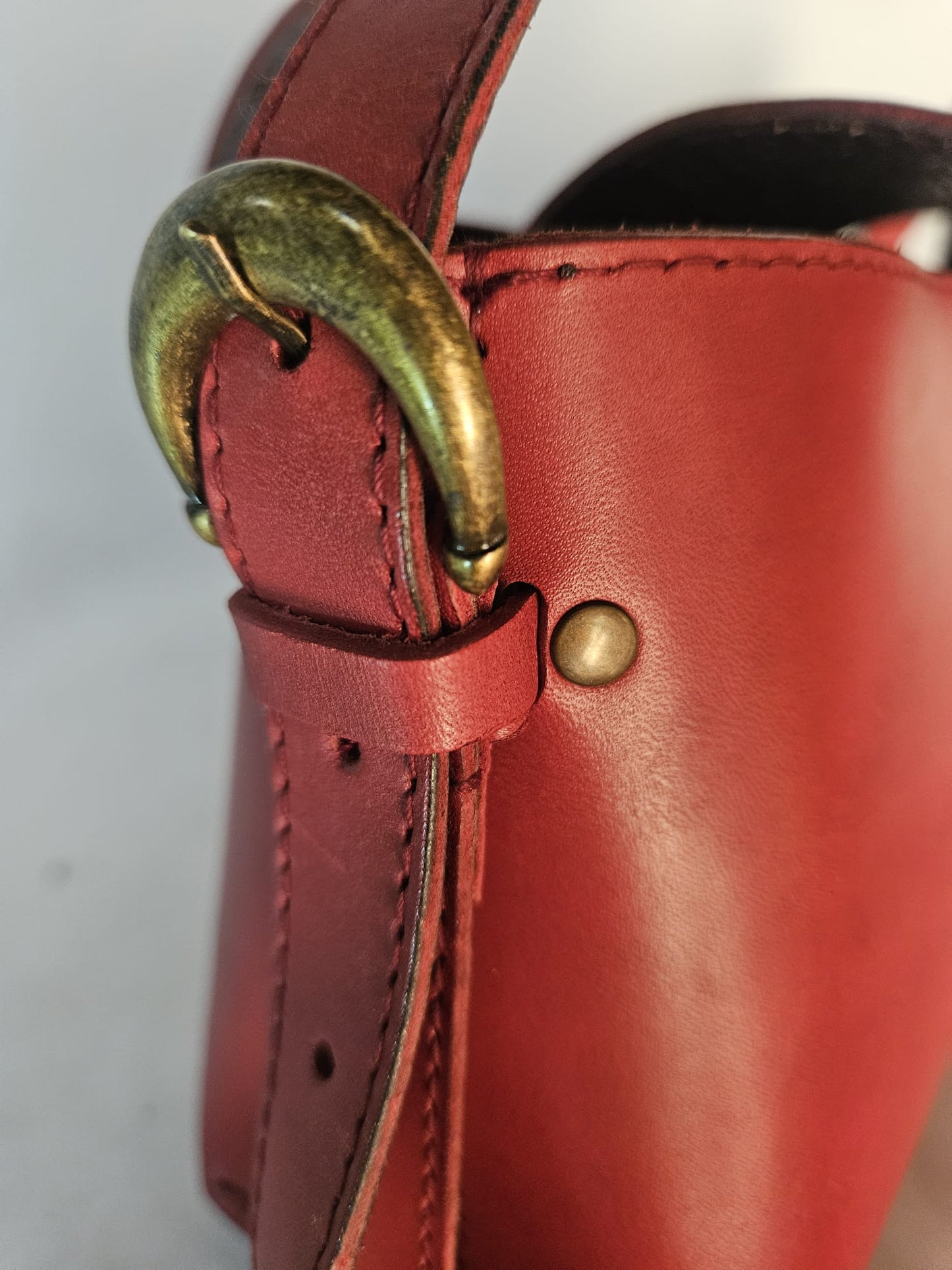SAMODIVA | Bolso de piel artesanal en burdeos